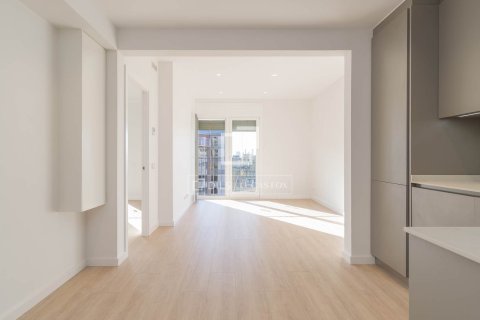 Lägenhet till salu i Barcelona, Spanien 2 sovrum, 62 kvm. Nr. 164623 - foto 2