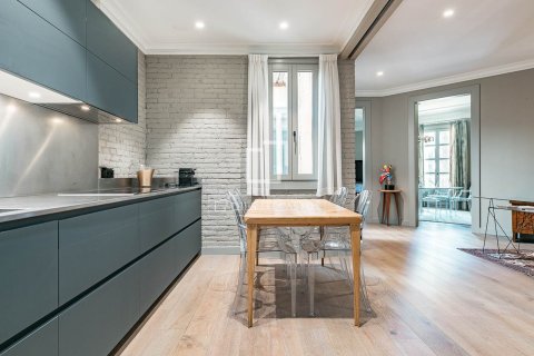 Продажа квартиры в Барселона, Испания 3 спальни, 209м2 №164622 - фото 12