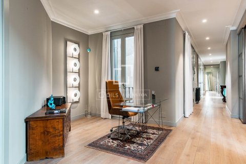 Продажа квартиры в Барселона, Испания 3 спальни, 209м2 №164622 - фото 8