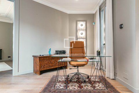 Продажа квартиры в Барселона, Испания 3 спальни, 209м2 №164622 - фото 10