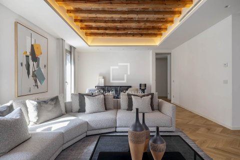 Продажа квартиры в Барселона, Испания 3 спальни, 183м2 №164626 - фото 2