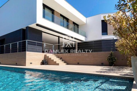 Villa a Platja D'aro, Girona, Spagna 6 camere da letto, 443 mq. N° 176708