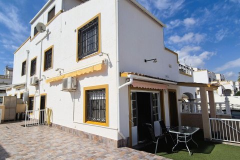 Townhouse in Torrevieja, Alicante, Spain 6 bedrooms, 136 sq.m. No. 190066