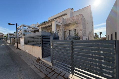 Kaupunkipientalo myytävänä Torrevieja, Alicante, Espanja, 3 makuuhuonetta, 197 m2 No. 196992 - kuva 1
