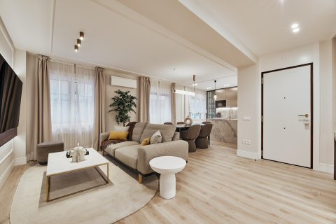 Apartment for sale in Madrid, Spain 3 bedrooms, 122 sq.m. No. 180088 - photo 2