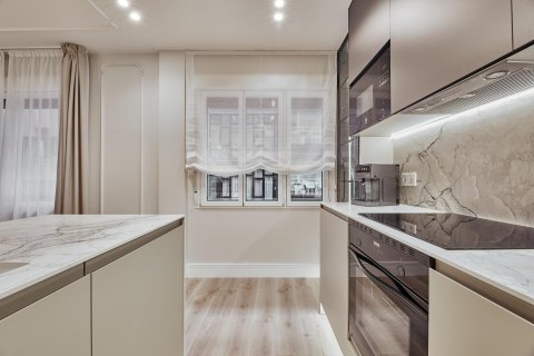 Apartment for sale in Madrid, Spain 3 bedrooms, 122 sq.m. No. 180088 - photo 9
