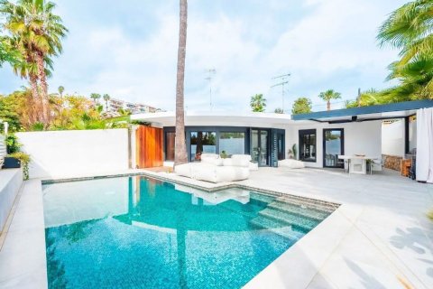 Radhus i Sitges, Barcelona, Spanien 2 sovrum, 100 kvm. Nr. 177836