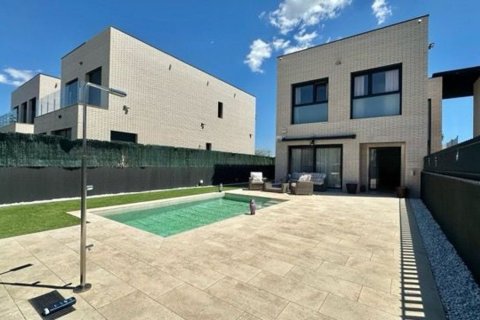House for sale in Spain 4 bedrooms, 325 sq.m. No. 177838 - photo 2