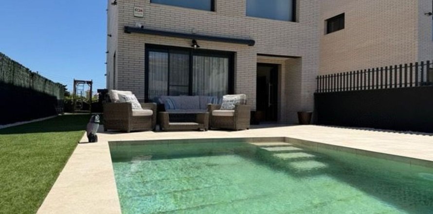 House in Spain 4 bedrooms, 325 sq.m. No. 177838