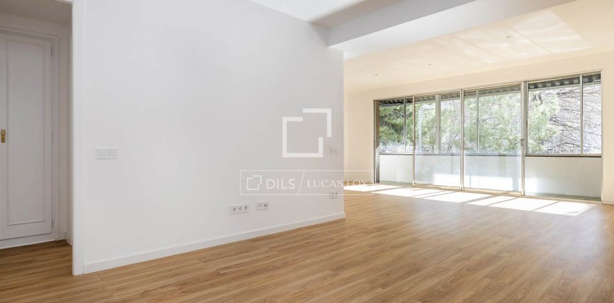 Apartment in Barcelona, Spain 4 bedrooms, 196 sq.m. No. 150224