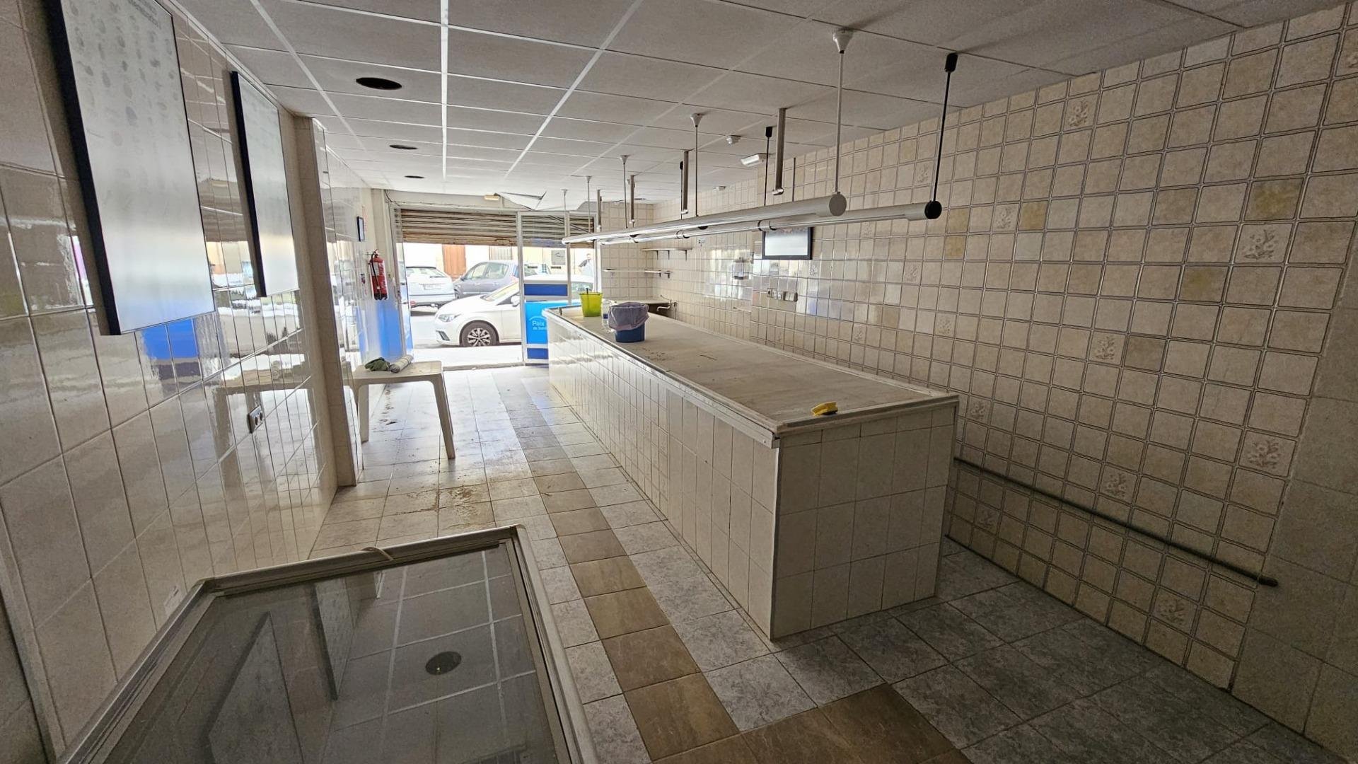 Commercial property à Elche, Alicante, Espagne 100 m2 No. 183788