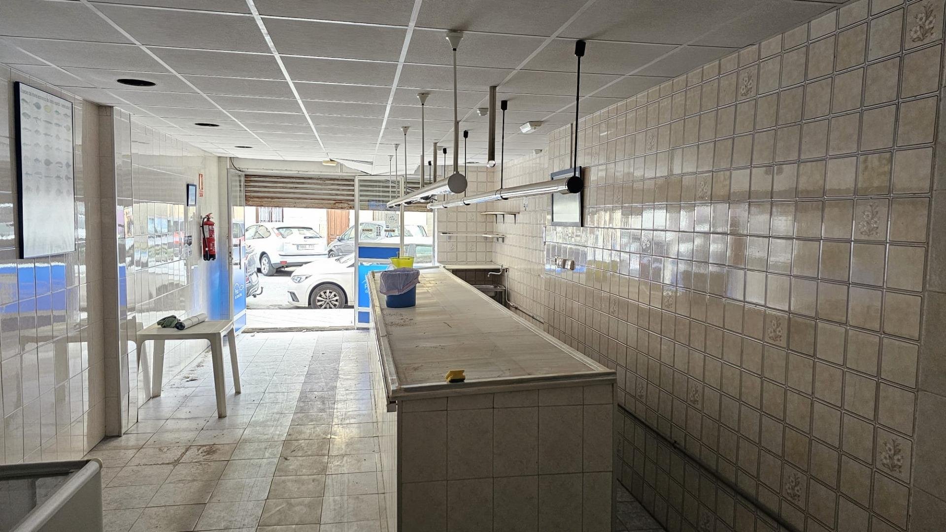 Commercial property à Elche, Alicante, Espagne 100 m2 No. 183788