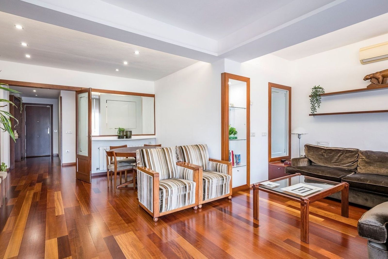 Apartamento en Barcelona, España 3 dormitorios, 121 m2 No. 184604