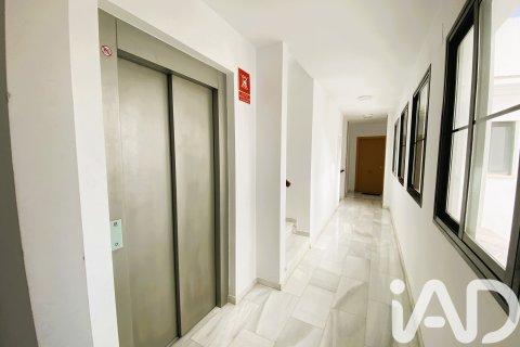 Apartment for sale in Chiclana de la Frontera, Cadiz, Spain 1 bedroom, 57 sq.m. No. 185344 - photo 4