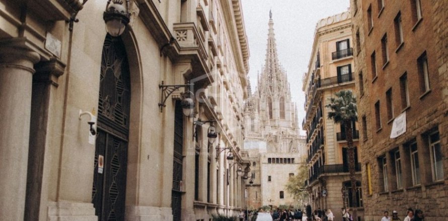 Commercial property in Barcelona, Spain 130 sq.m. No. 146298