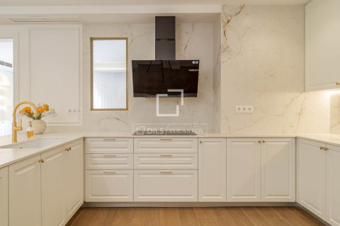 Wohnung zum Verkauf in Barcelona, Spanien 5 Schlafzimmer, 215 m2 Nr. 164630 - Foto 3