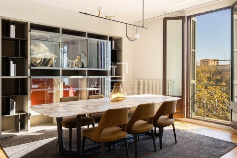 Продажа квартиры в Барселона, Испания 3 спальни, 190м2 №164628 - фото 3