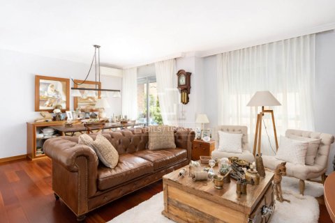 Продажа квартиры в Сан-Кугат-дель-Вальес, Барселона, Испания 3 спальни, 95м2 №164632 - фото 2