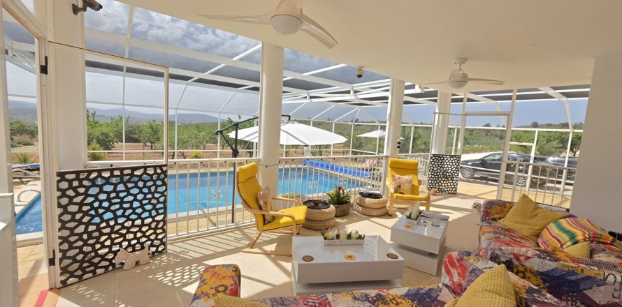 Villa in Pinoso, Alicante, Spain 3 bedrooms, 263 sq.m. No. 189918