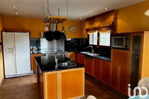 Продажа дома в Бескано, Герона, Испания 4 спальни, 40000м2 №154099 - фото 6