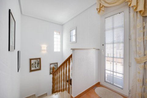 Villa till salu i La Zenia, Alicante, Spanien 3 sovrum, 135 kvm. Nr. 146091 - foto 18