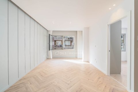 Lägenhet i Barcelona, Spanien 3 sovrum, 108 kvm. Nr. 161375