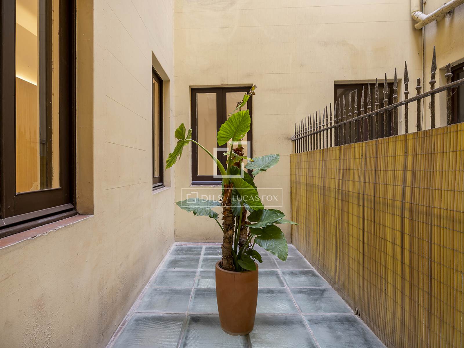 Apartment à Barcelona, Espagne 3 chambres, 92 m2 No. 161372