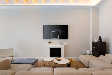 Huvila myytävänä El Masnou, Barcelona, Espanja, 5 makuuhuonetta, 379 m2 No. 161377 - kuva 5