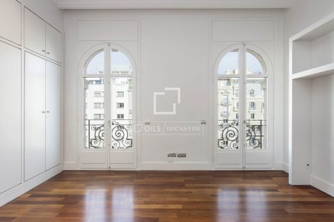 Lägenhet för uthyrning i Barcelona, Spanien 4 sovrum, 235 kvm. Nr. 161371 - foto 17