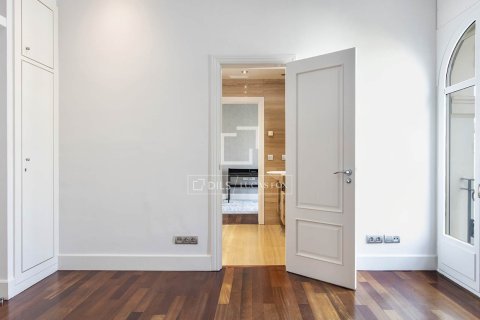 Lägenhet för uthyrning i Barcelona, Spanien 4 sovrum, 235 kvm. Nr. 161371 - foto 21