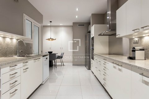 Lägenhet för uthyrning i Barcelona, Spanien 4 sovrum, 235 kvm. Nr. 161371 - foto 14