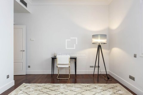 Lägenhet för uthyrning i Barcelona, Spanien 4 sovrum, 235 kvm. Nr. 161371 - foto 28