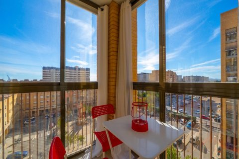 Apartamento en alquiler en Alicante, España 2 dormitorios, 91 m2 No. 144132 - foto 1