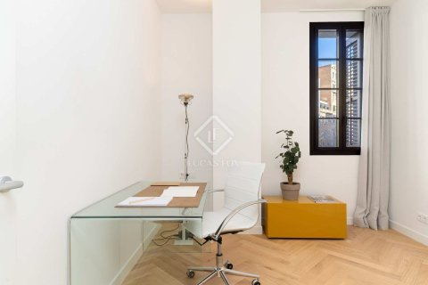 Apartment for sale in Barcelona, Spain 3 bedrooms, 109 sq.m. No. 192604 - photo 12