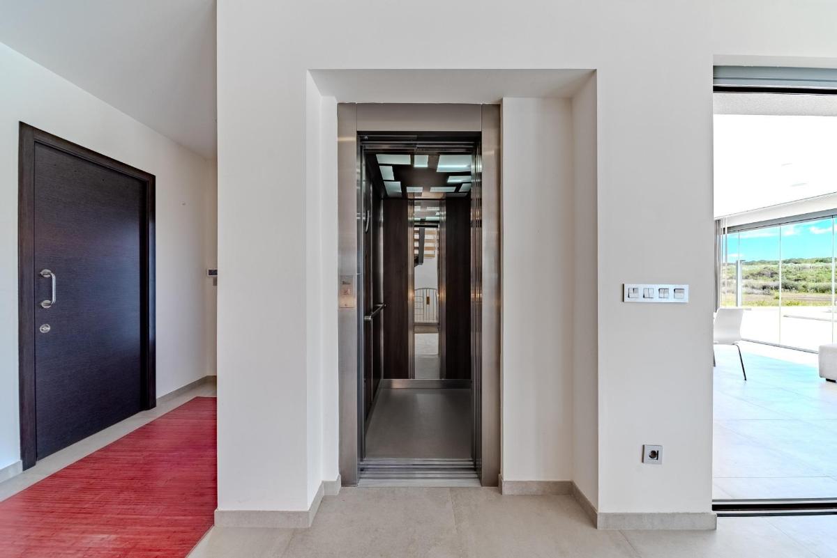 Villa in La Marina, Alicante, Spain 5 bedrooms, 506 sq.m. No. 148925