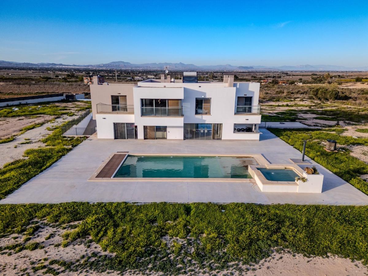 Villa in La Marina, Alicante, Spain 5 bedrooms, 506 sq.m. No. 148925