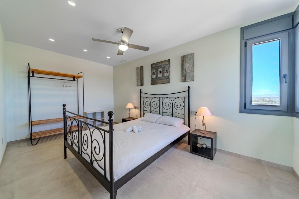Villa in La Marina, Alicante, Spain 5 bedrooms, 506 sq.m. No. 148925