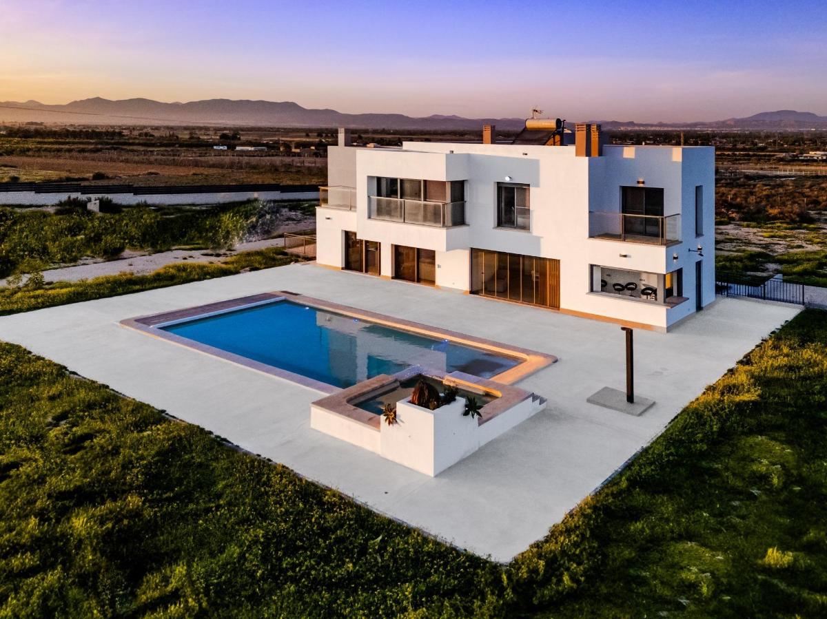 Villa in La Marina, Alicante, Spain 5 bedrooms, 506 sq.m. No. 148925