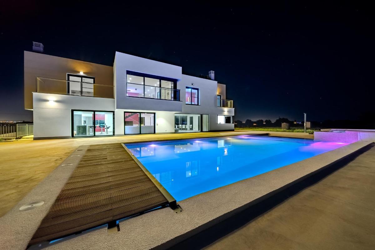 Villa in La Marina, Alicante, Spain 5 bedrooms, 506 sq.m. No. 148925