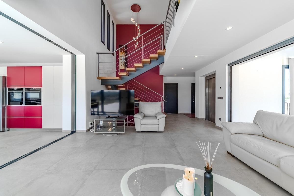 Villa in La Marina, Alicante, Spain 5 bedrooms, 506 sq.m. No. 148925