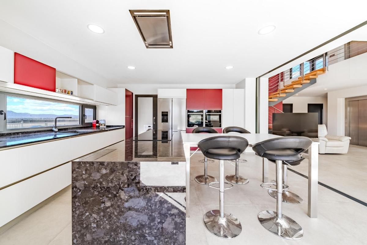 Villa in La Marina, Alicante, Spain 5 bedrooms, 506 sq.m. No. 148925