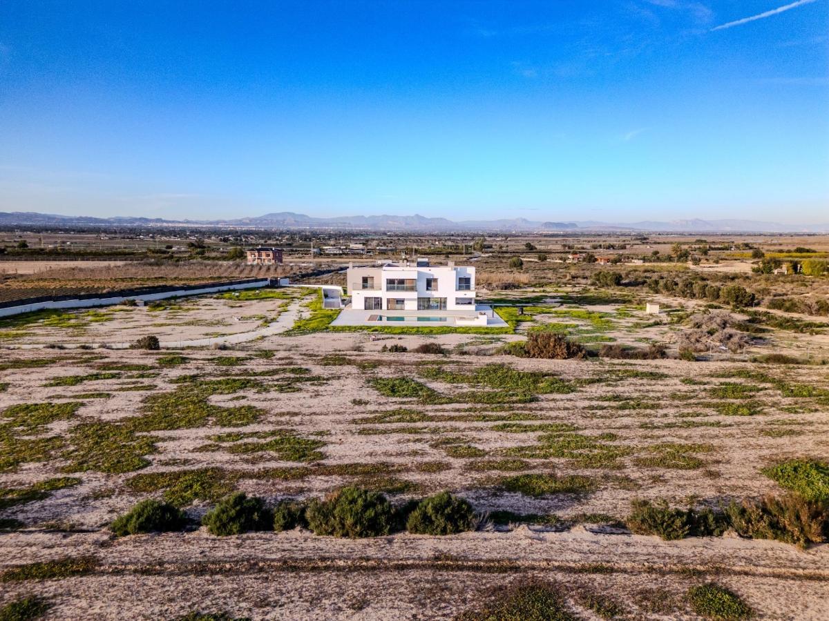 Villa in La Marina, Alicante, Spain 5 bedrooms, 506 sq.m. No. 148925
