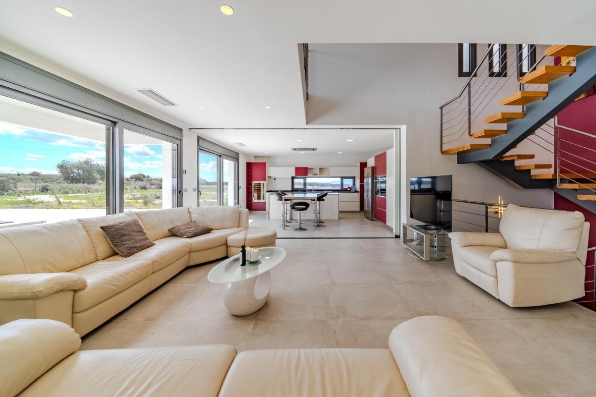 Villa in La Marina, Alicante, Spain 5 bedrooms, 506 sq.m. No. 148925