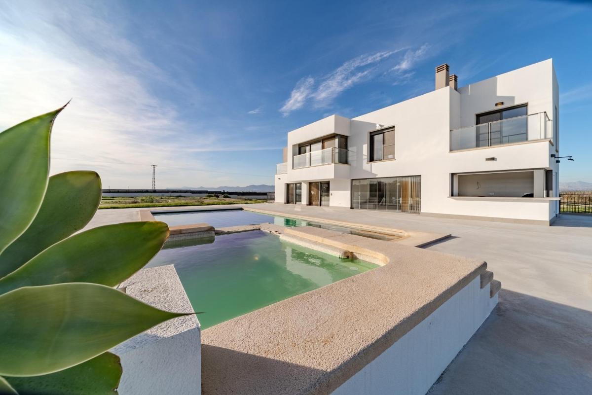 Villa in La Marina, Alicante, Spain 5 bedrooms, 506 sq.m. No. 148925
