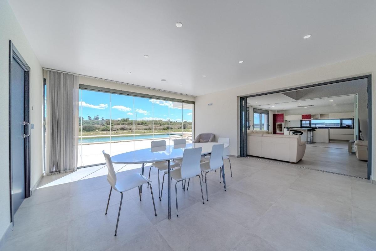 Villa in La Marina, Alicante, Spain 5 bedrooms, 506 sq.m. No. 148925