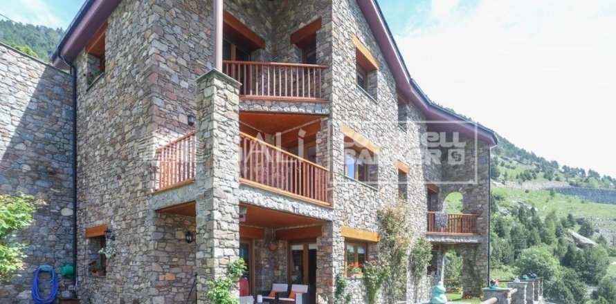 Villa i Principado De Andorra (Ninguna Poblacion Tiene C.P.), Lleida, Spanien 5 sovrum, 600 kvm. Nr. 160339