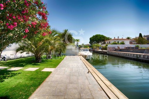 Hus till salu i Empuriabrava, Girona, Spanien 3 sovrum, 170 kvm. Nr. 160334 - foto 14