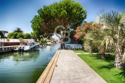 Hus till salu i Empuriabrava, Girona, Spanien 3 sovrum, 170 kvm. Nr. 160334 - foto 3