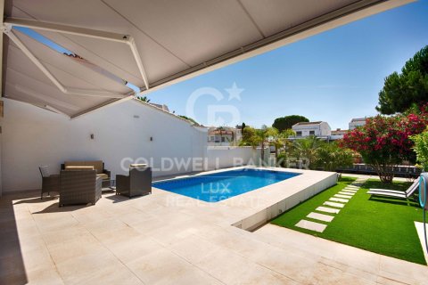 Hus till salu i Empuriabrava, Girona, Spanien 3 sovrum, 170 kvm. Nr. 160334 - foto 6