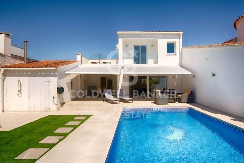 Hus till salu i Empuriabrava, Girona, Spanien 3 sovrum, 170 kvm. Nr. 160334 - foto 4